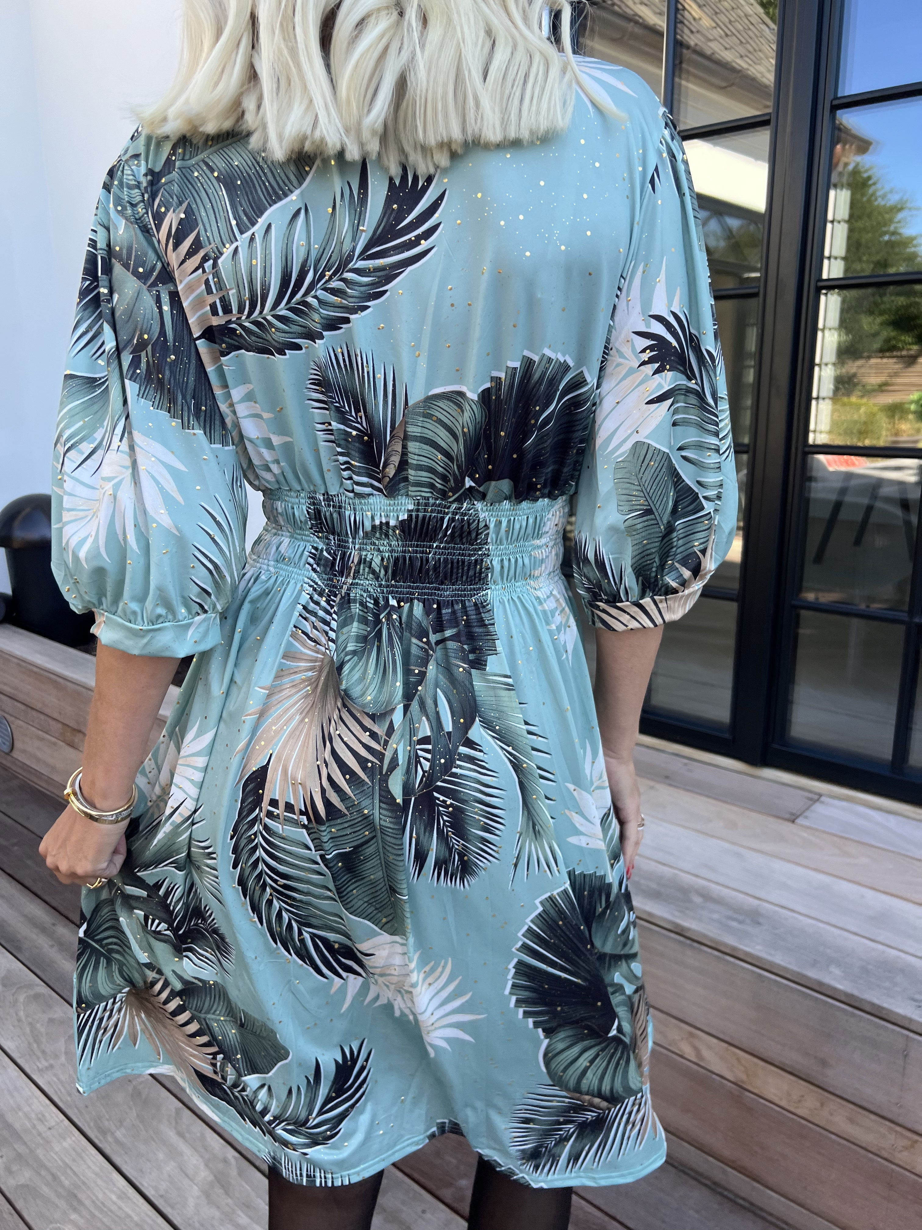 Pamina Palm Short - Elastisk klänning med bladmotiv och gulddamm